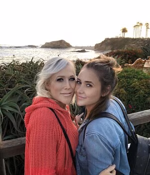 Suzieandhannah's pic #4450008